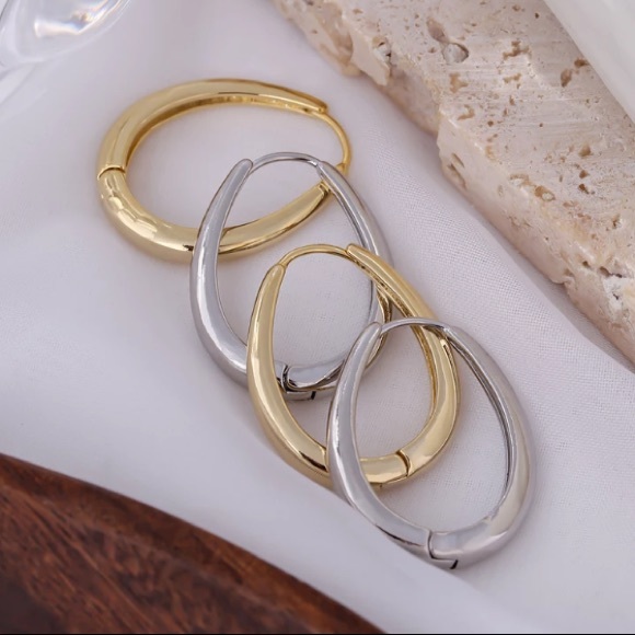 ⭐️18K gold hoop oval earrings - Picture 7 of 10
